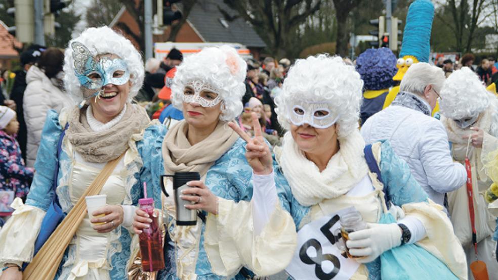 Strahlende Gesichter vom Obenende bis zum Untenende: In Papenburg haben nach Schätzungen rund 10.000 Menschen am Sonntag den Straßenkarneval gefeiert. © Foto: Brinker