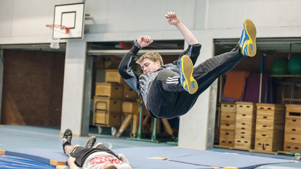 Spektakulär müssen die Aktionen beim Wrestling sein. Hier lässt Steffen Luikenga seinen Ellbogen auf Stefan Ostendörp landen. © 