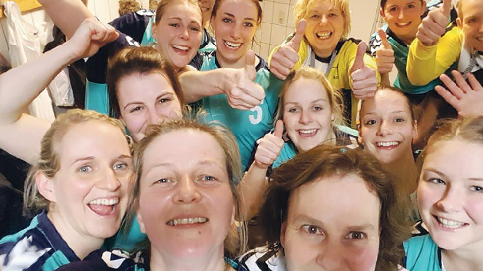 Strahlende Tabellenführer: Nach der Partie schossen die Handballerinnen noch ein Sieger-Selfie. © Foto: privat