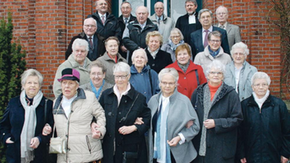 Erinnerungsfoto der 22 »eisernen Konfirmanden« mit Pastor Helmut Not auf der Treppe vor dem Pfarrhaus. © Foto: Kuper