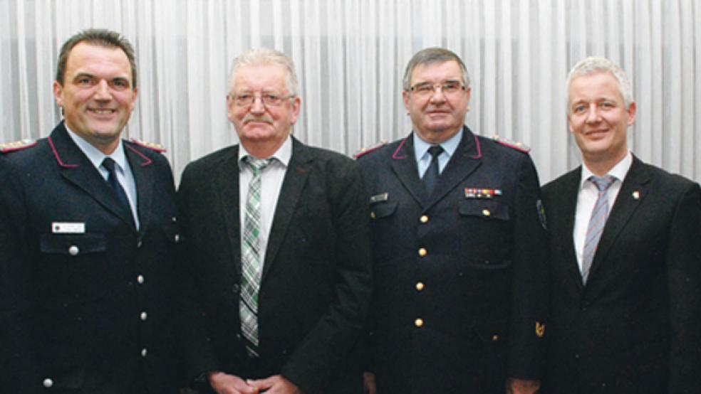 Zum Brandmeister befördert wurde in Ihrhove Sven Friebel von der Feuerwehr aus Ditzum. © 