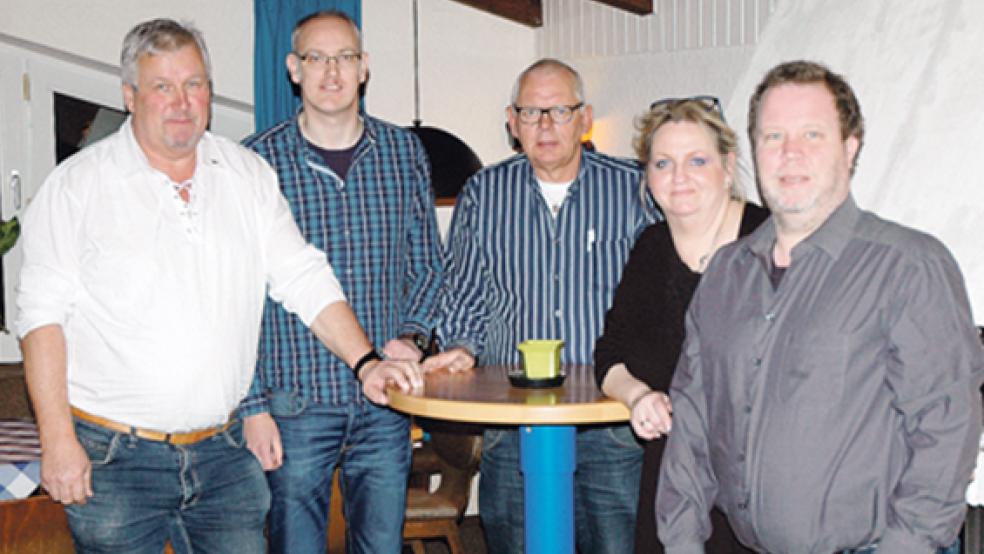Der neue Vorstand des Gewerbevereins Bunde und Umgebung: (von links) Schriftführer Hans-Jürgen Müller, Kassenwart Ralf Theile, der stellvertretende Vorsitzende Eduard Severiens, die 1. Vorsitzende Birgit Lübbermann-Gabriel und der stellvertretende Schriftführer Jochen Lübbermann. © Foto: Abbas