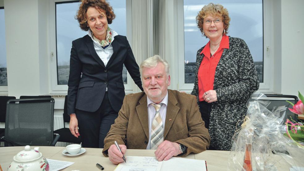 Bürgermeisterin Beatrix Kuhl (links) lud Hilli Hilbrands ins Rathaus ein, damit er sich für seinen besonderen Einsatz beim Behördenfußballturnier und anderen sportlichen Events in das Sportlerehrenbuch einträgt. Seine Frau Angelika (rechts) stand ihm dabei zur Seite. © Foto: Wolters