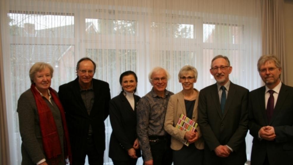 Bei der Verabschiedung im Landeskirchenamt (von links): Wiebke Dreeßen (Niedersächsisches Landesamt für Denkmalpflege), Horst Jäkel (Architekt aus Bad Bentheim), die CDU-Bundestagsabgeordnete Gitta Connemann, Manfred Gerke (Pastor der Gemeinde Stapelmoor), Ingrid und Berthold Groenewold mit Kirchenpräsident Martin Heimbucher. © Foto: Preuß