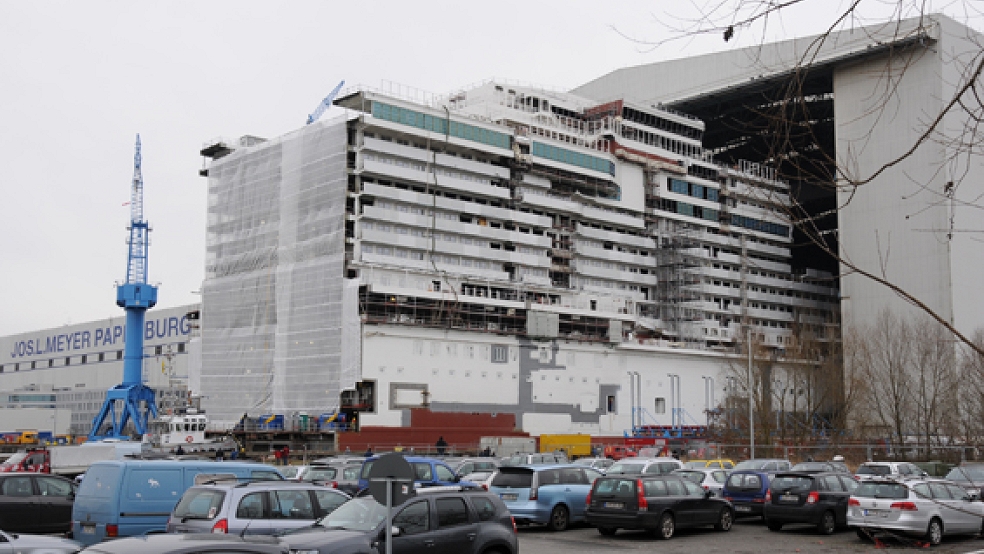 Das Schiffselement wird zusammen mit einem Schwimmteil, das bereits seit Dezember im Hafen liegt, am Samstag wieder in die Halle der Meyer Werft manövriert. © Foto: Assies
