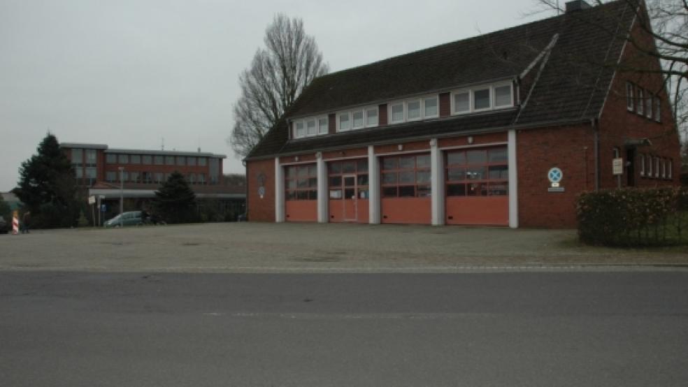 Direkte Nachbarschaft: Das Feuerwehrhaus an der Ecke Kreuzstraße/Marker Weg in Weener befindet sich gegenüber der Wildeboer Bauteile GmbH. Das Unternehmen hat Interesse an einem Kauf, wenn die Brandbekämpfer in ihr neues Domizil an der Bundesstraße 436 umgezogen sind. Das könnte in etwa einem Jahr der Fall sein. © Foto: Szyska