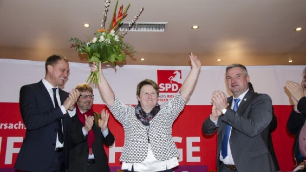 Freudentaumel in Flachsmeer: Stehende Ovationen für Johanne Modder (Mitte), die soeben zur SPD-Landtagskandidatin gekürt wurde. Links: Bezirks-Vizechef Wiard Siebels und der Bundestagsabgeordnete Markus Paschke. Rechts: Sascha Laaken, der im Nachbar-Wahlkreis 83 um den Einzug in den Landtag kämpft.  © Foto: Hanken