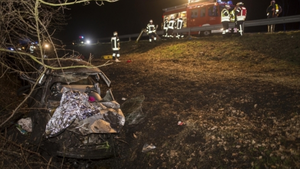 Der VW Polo wurde bei dem Auto total zerstört. Die Feuerwehr konnte die Fahrerin bergen. © Foto: Klemmer
