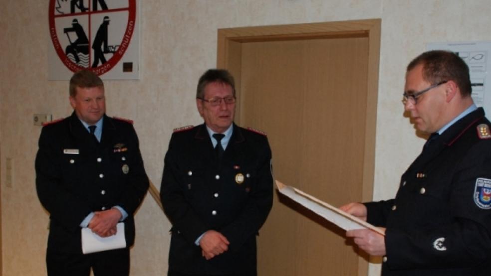 Die Ehrennadel in Bronze erhielt Hans-Erich Boer (Mitte) für besondere Verdienste um die Ortswehr Diele, überreicht durch den stellvertretenden Brandabschnittsleiter Süd Holger Bleicher (links) und Stadtbrandmeister Jörg Fisser, der die dazugehörige Urkunde verlas. © Fotos: Kuper