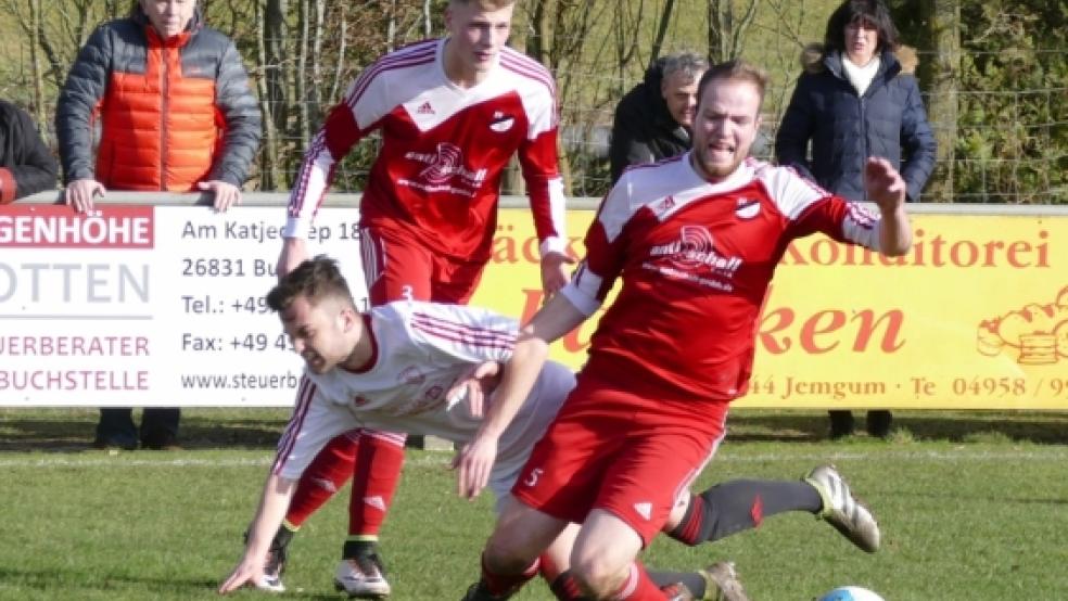 Ein Kampfspiel war das Duell zwischen Jemgum und Westrhauderfehn. Die Gäste rannten sich immer wieder fest.  © Foto: Bruins