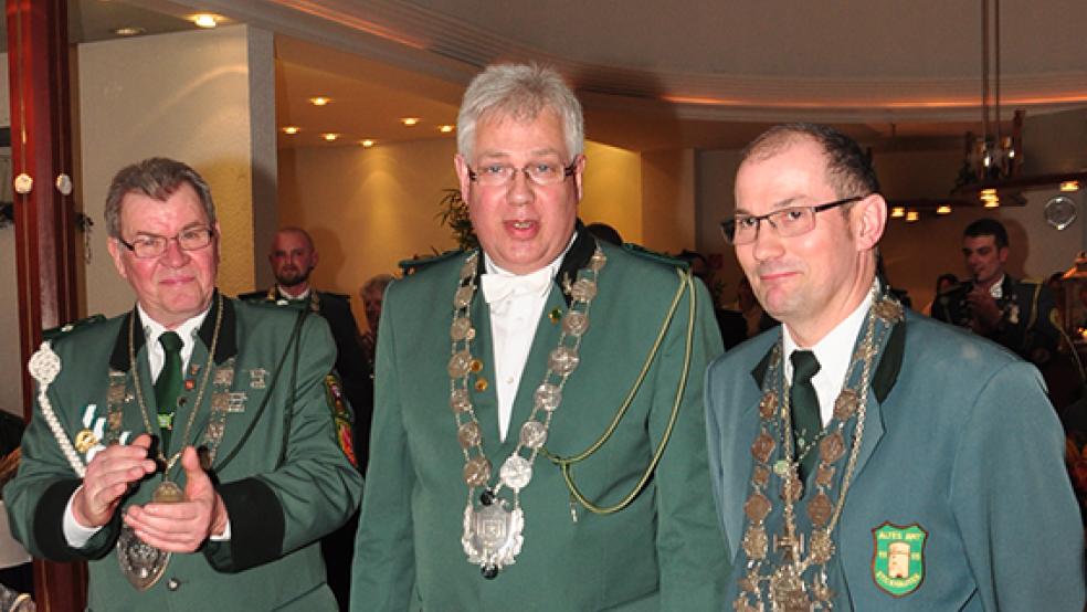 Das neue Kreiskönigshaus mit (von links) Matthias Cramer (Erster Ritter), Kreiskönig Rainer Lübbers vom Schützenverein Diele und Norbert Wachs vom SV Weener (Zweiter Ritter). © Foto: Wolters