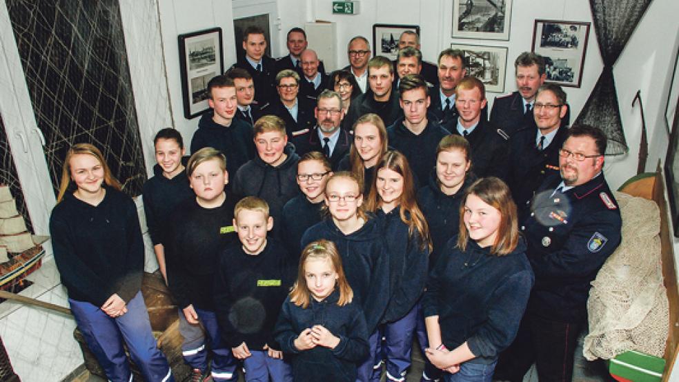 Die große Anzahl der Gäste zeigt auch die Wertschätzung für die 14-köpfigen Jugendfeuerwehr Ditzum, die sich jetzt zu ihrer Jahresversammlung im Fischereimuseum am Ditzumer Hafen traf.  © Foto: Kuper