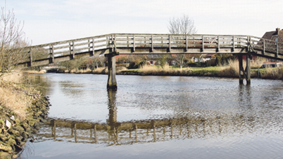 Nächste Brücken-Baustelle: Die Sägemühlen-Brücke in Ditzum soll in Kürze »rutschfest« gemacht werden. © Foto: Hanken