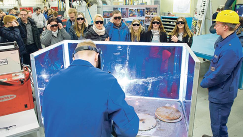 »Abend der Ausbildung« auf der Papenburger Meyer Werft: 450 Jugendliche informierten sich am Dienstagabend über Ausbildungsangebote des Schiffbauers. © Foto: Meyer Werft