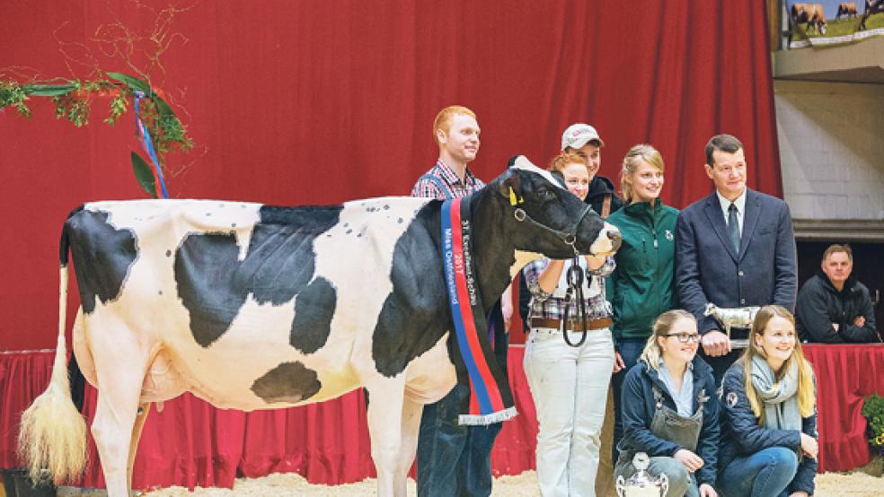 Miss Ostfriesland mit Familie Hobbie und Helfern: Die neue Miss Ostfriesland »Princes« (v. Odyssey) flankiert von (oben, von links) Jonas Melbaum, Anna Hobbie, Tamme Hobbie, Gesa Sanders, Jürgen Hobbie, (unten) Johanna Ahrends und Sarah Hobbie. © Foto: Verein Ostfriesischer Stammviehzüchter