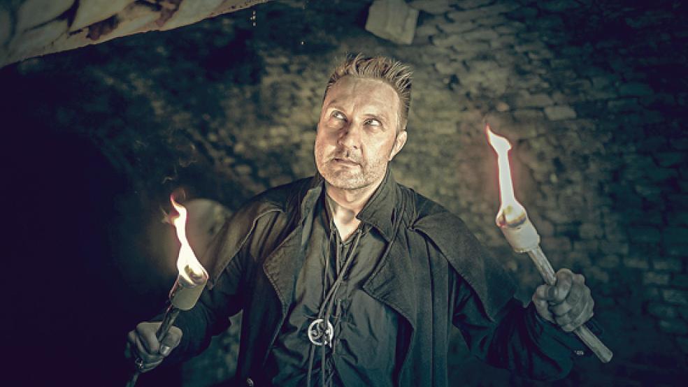 Spielt mit dem Feuer in Oldersum: Kai Kurgan aus Weener. © Foto: Maria Dittrich