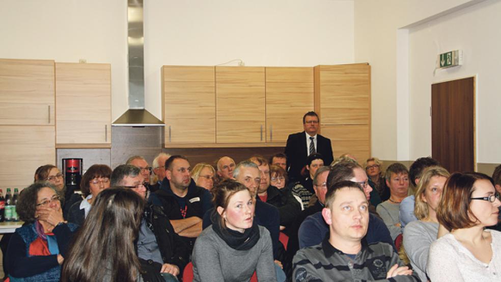 Bürgermeister Theo Douwes (im Hintergrund) diskutierte jetzt mit Anwohnern in Grotegaste über den geplanten Tidepolder. © Foto: Gemeinde Westoverledingen