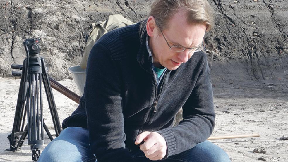 Dr. Jan Kegler erklärte den vermutlichen Aufbau der Burg mit den Wassergräben. © 