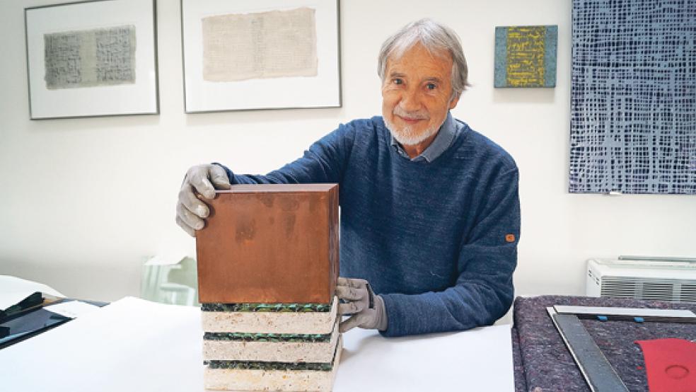 Alfred Kaufner aus Leer mit einem seiner Werke. © Foto: Freese