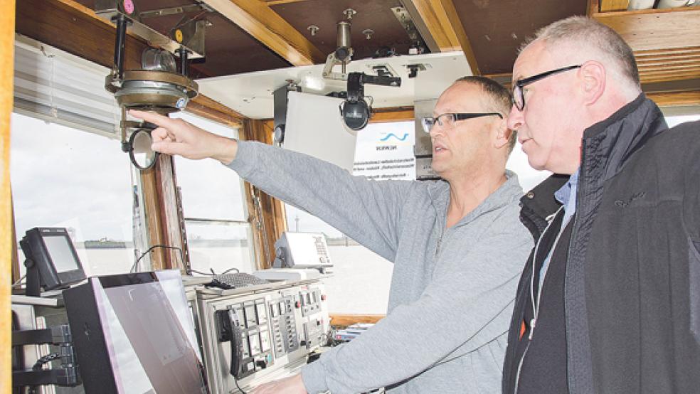 Wieder mal zurück in Jemgum: Kapitän Peter Schoon und Schiffsmechaniker Eldo Buck befreien derzeit den Hafen von Schlick (links). Rechts: Bürgermeister Hans-Peter Heikens informiert sich über die Räumfahrten. © Fotos: Hanken
