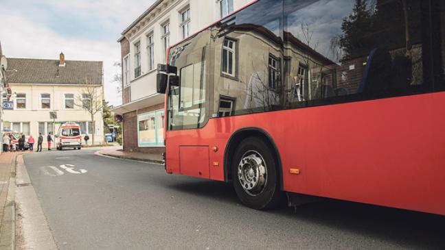 Kradfahrer in Weener von Bus erfasst