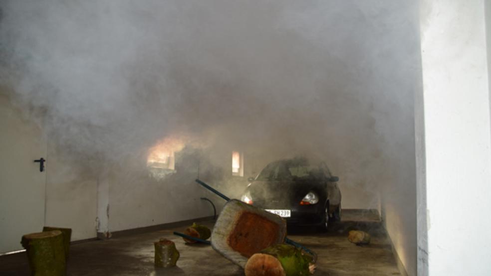 Dieses Bild bot sich den Einsatzkräften, als sie unter schwerem Atemschutz in die Garage eindrangen. © Foto: Feuerwehr