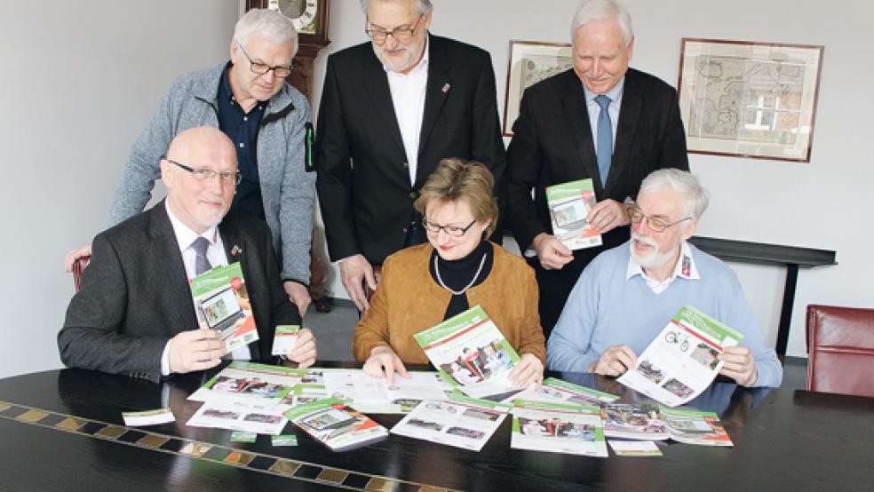 Sie begutachten das druckfrische Unterrichtsmaterial: Die Pressesprecherin der Brandkasse, Signe Foetzki, mit den Vertretern der ostfriesischen Verkehrswachten. Sstehend von links: Georg Reichelt (Leer), Hans Jürgen Dieken (Aurich) und Klaus Wilbers (Wittmund) sowie Gebietsleiter Hajo Reershemius (sitzend links) und Wibrandus Reddingius (Leer).  © Foto: Jürgens