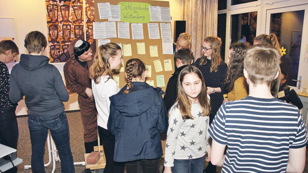 Ihre eigenen Thesen konnten die Besucher des Jugendgottesdienstes zum Thema Martin Luther zum Abschluss an eine Tür nageln.  © Foto: Luitjens