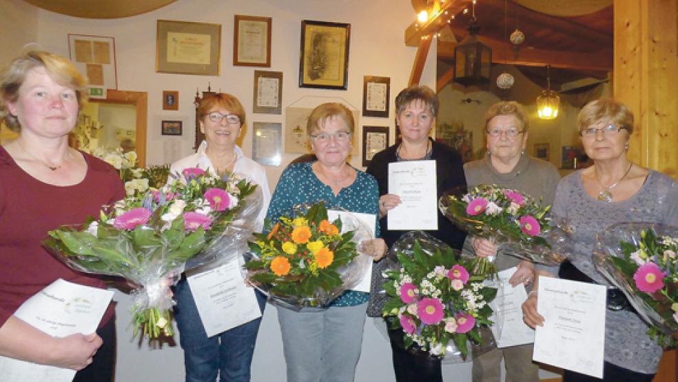 Für ihre langjährige Treue zum Stapelmoorer Landfrauenverein wurden geehrt (im Bild von links): Ina Reinders, Brunhilde Wilkowei, die Vorsitzende Else Siemons, Jannette Meyer, Gertrud Boer und Margret Trey. © Foto: privat