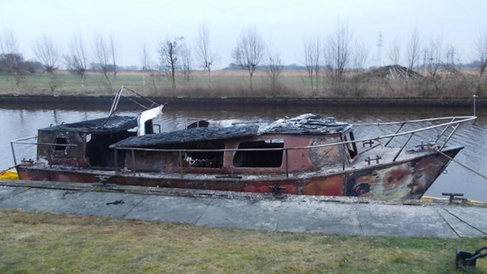 Das Motorboot wurde durch den Brand weitgehend zerstört. © Foto: Polizei