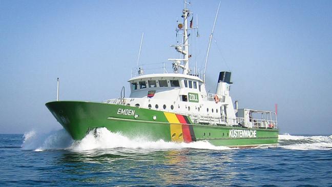 Zollboot schleppt Segelyacht in Hafen