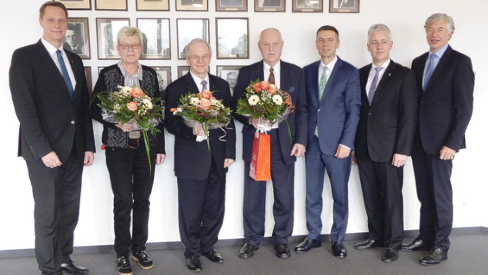 Nahmen an der Verleihung der Sparkassenmedaille teil (von links): Wittmunds Landrat Holger Heymann, Vorsitzender des Verwaltungsrates, Roswitha Feldhoff-Langrehr, Bernhard Bramlage (Landrat a.D.), Horst Kuhl, Thomas Mang, Präsident des Sparkassenverbandes Niedersachsen, Landrat Matthias Groote aus Leer sowie Heinz Feldmann, Vorstandsvorsitzender der Sparkasse LeerWittmund. Auf dem Foto fehlt Horst Henschen.  © Foto: Sparkasse LeerWittmund