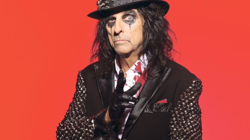 Wer würde diesem Herrn einen Staubsauger abkaufen? Schock-Rocker Alive Cooper tritt am 20. November in Aurich auf. © Foto: Ross Halfin