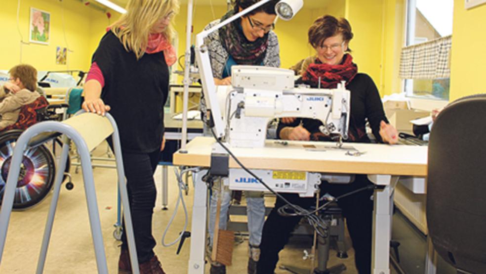 Beim Workshop in der Lebenshilfe-Näherei: (von links) Gruppenleiterin Meike Bohlen, Näherin Besime Sürer und Teilnehmerin Gundula Sonnenberg aus Weener. © Foto: Lebenshilfe Leer