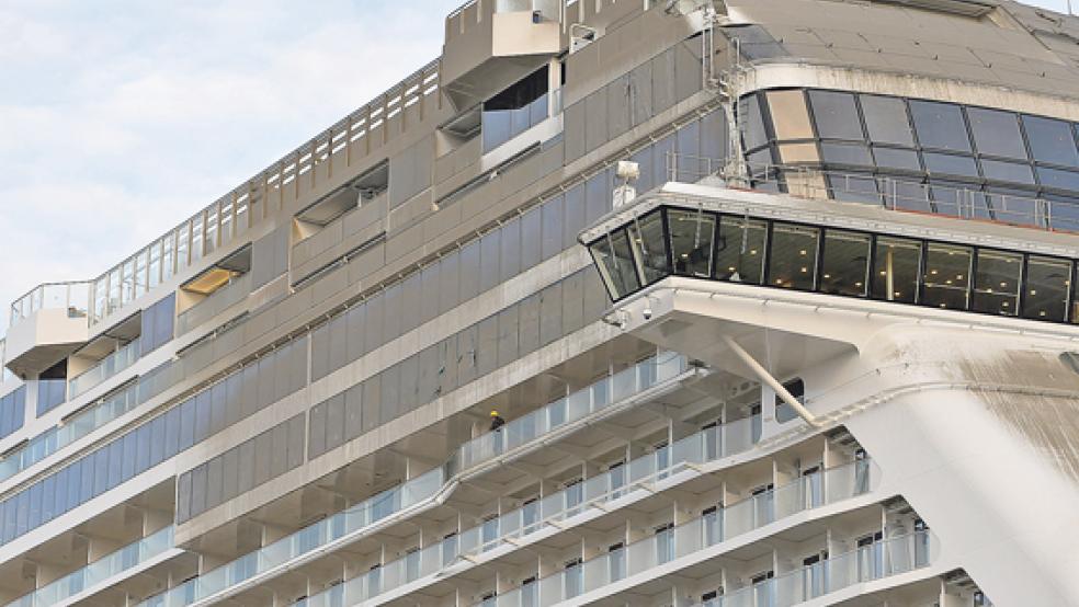 Schlickhaltiges Wasser hat die Bordwand der »Norwegian Joy« im Bereich der Brücke großflächig verschmutzt. © Foto: Assies