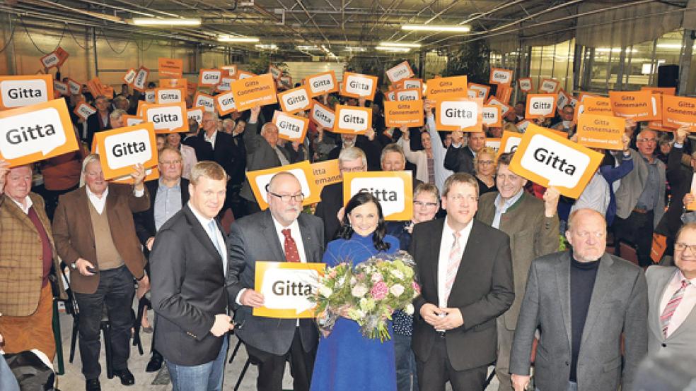 Gitta Connemann erhielt nach ihrer Wahl zur CDU-Direktkandidatin für die Bundestagswahl im Gartenbaubetrieb Silze in Halte gleich mehrere Blumensträuße. Der 52-Jährigen aus Hesel gratulierten (vorne von links): Ulf Thiele (Landtagsabgeordneter), Dr. Burkhard Wallesch (Kreisvorsitzender Leer), Günter Wigbers (Kreisvorsitzender Aschendorf-Hümmling) und Karl Heinz Knoll (Kreisvorsitzender Meppen).  © Foto: Boelmann 