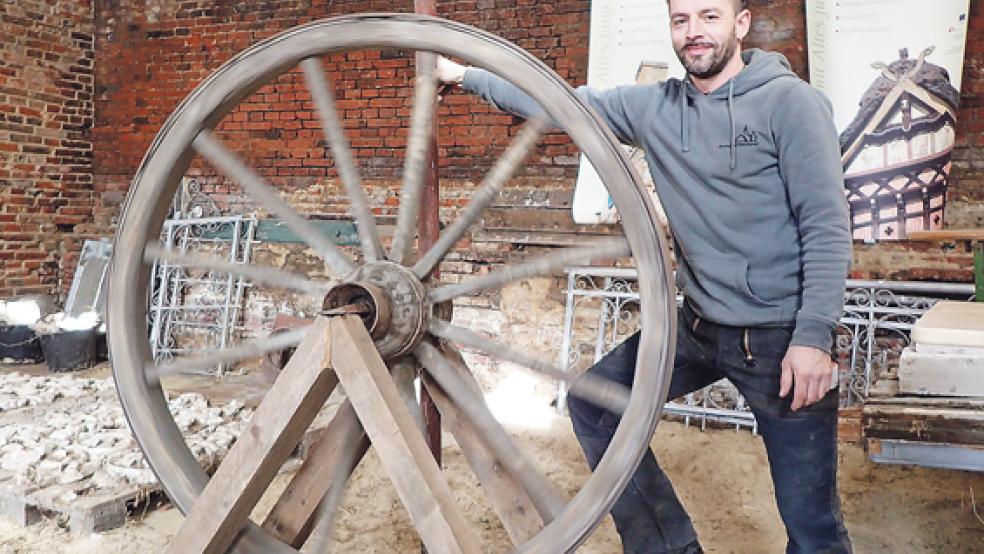 Dreht am Rad: Jan Lange, Leiter des Materiallagers am Steinhaus Jemgumgaste, hat für den Tag der offenen Tür ein besonderes Glücksrad gebaut. © Fotos: privat