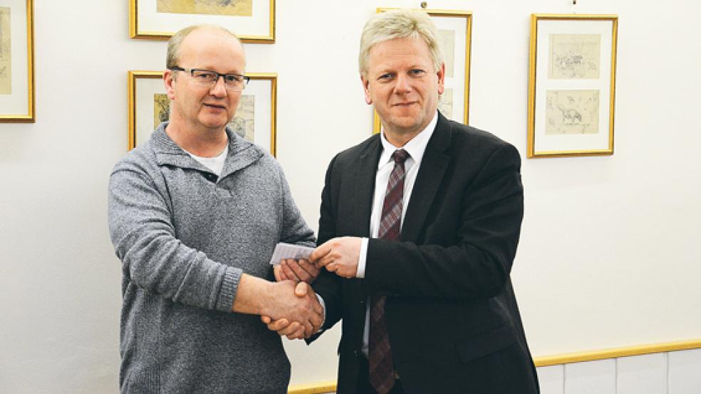 Paul Bloem (links) nimmt die Gratulation von Bürgermeister Ludwig Sonnenberg entgegen. © Foto: Muising