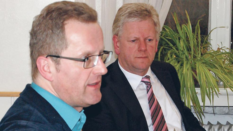 50.000 Euro muss die Stadt laut Bauamtsleiter Andreas Sinningen (links) in die Stadtbücherei investieren. Im Hintergrund Bürgermeister Ludwig Sonnenberg. © Foto: Hoegen