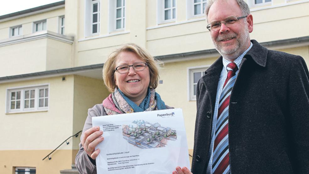 Die Leiterin der Zentralen Gebäudeverwaltung, Christel Jansen, und Papenburgs Stadtbaurat Jürgen Rautenberg haben am Dienstag das Exposé für den Bahnhof vorgestellt. Die Stadt will das historische Gebäude verkaufen.. © Foto: Stadt Papenburg