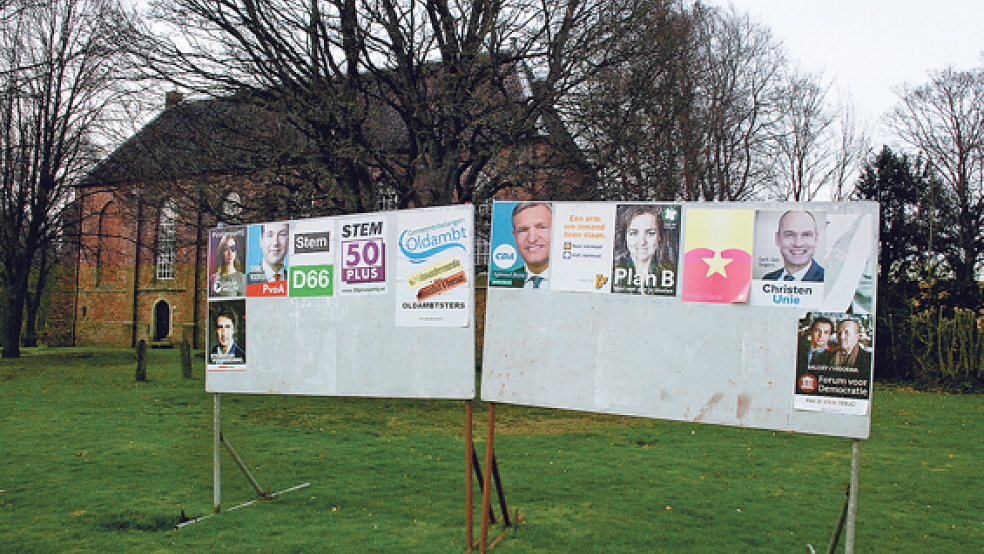 Für Wahlplakate stehen in den niederländischen Kommunen zentrale Tafeln zur Verfügung, wie hier in der Gemeinde Oldambt vor der protestantischen Kirche in Beerta. © Foto: Kuper