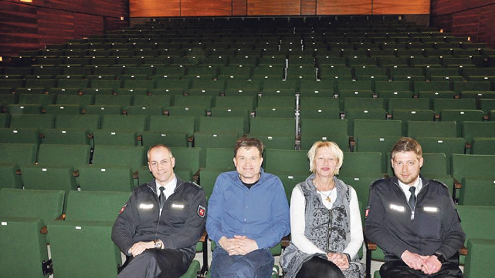 Wollen über die Gefahren des Drogenkonsums informieren und hoffen auf die Teilnahme von vielen Eltern (von links): Stefan Reuwsaat, Dirk Kaiser, Angelika Janßen-Harms und Marcel Petrikat. Der öffentliche Vortrag findet am 23. März um 19 Uhr in der Aula der Oberschule (Wiesenstraße) in Weener statt. Der Eintritt ist frei.  © Foto: Boelmann