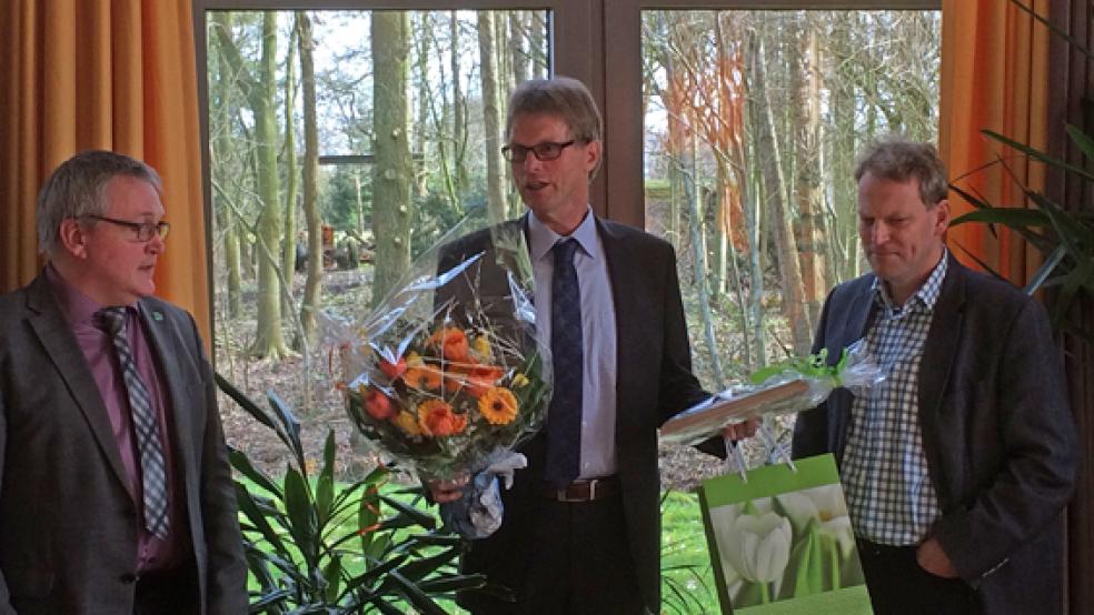 Eberhard Lüpkes (mitte) wurde als Vorsitzender der Interessengemeinschaft Deutsche Fehnroute verabschiedet. Geschäftsführer Kurt Radtke (links) und Nachfolger Geert Müller dankten ihm.  © Foto: privat