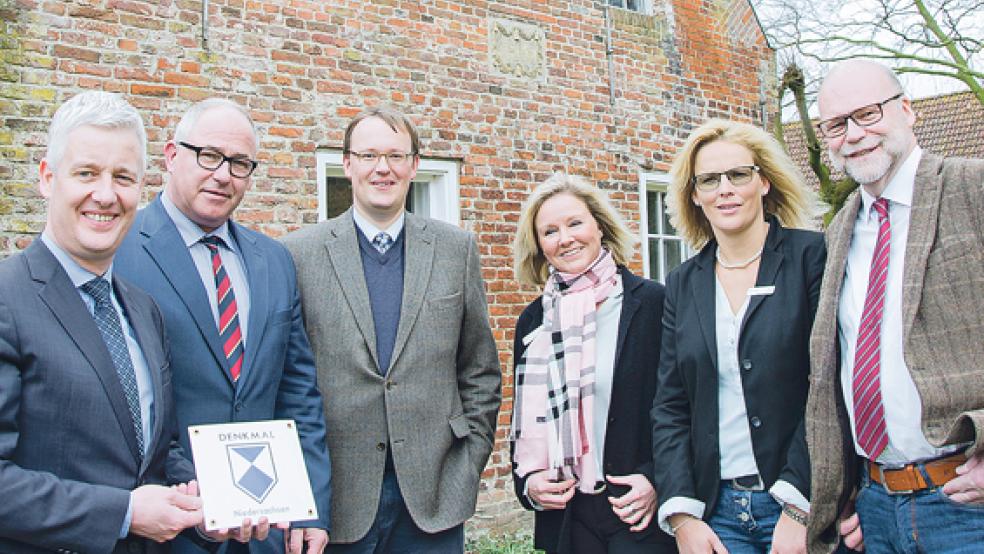 Gäste, Gastgeber und Hausherrn: (von links) Landrat Matthias Groote, Bürgermeister Hans-Peter Heikens, Landesdenkmalpfleger Niels Juister, Bente Juhl und Kerstin Stölken vom Monumentendienst sowie Professor Dr. Uwe Meiners von der Stiftung Kulturschatz Bauernhof.  © Fotos: Hanken