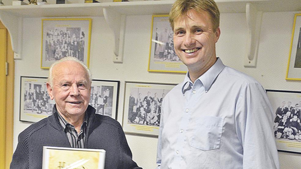 Vorzeigesportler und nun Ehrenmitglied: Johannes Schröder (l.) mit dem MTV-Klubchef Jens Duin. © Foto: privat