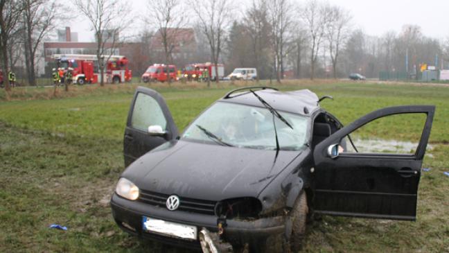 Pkw gegen Baum: Fahrer schwer verletzt