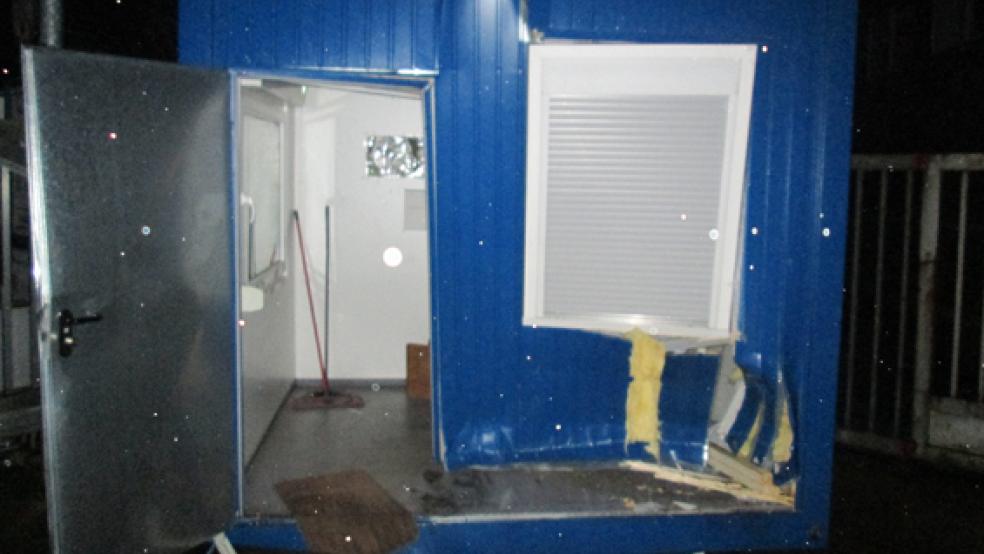 Der Bürocontainer wurde durch das Auto zerstört, der Sachschaden wird auf rund 8000 Euro beziffert. © Foto: Polizei