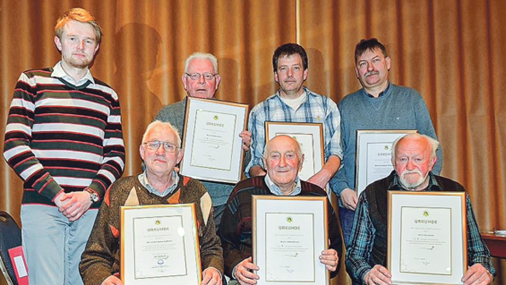 Die Ehrungen langjähriger Mitglieder nahm Peter Meyer (links), 1. Vorsitzender des Imkervereins Rheiderland, während der Hauptversammlung des Imkervereins vor. Sitzend von links Hermann Splinter, Leonhard Loerts und Peter Bruins. Stehend von links in der hinteren Reihe Hermann Heyen, Johann Tjabben und Gerhard Winzenborg. © Foto: privat