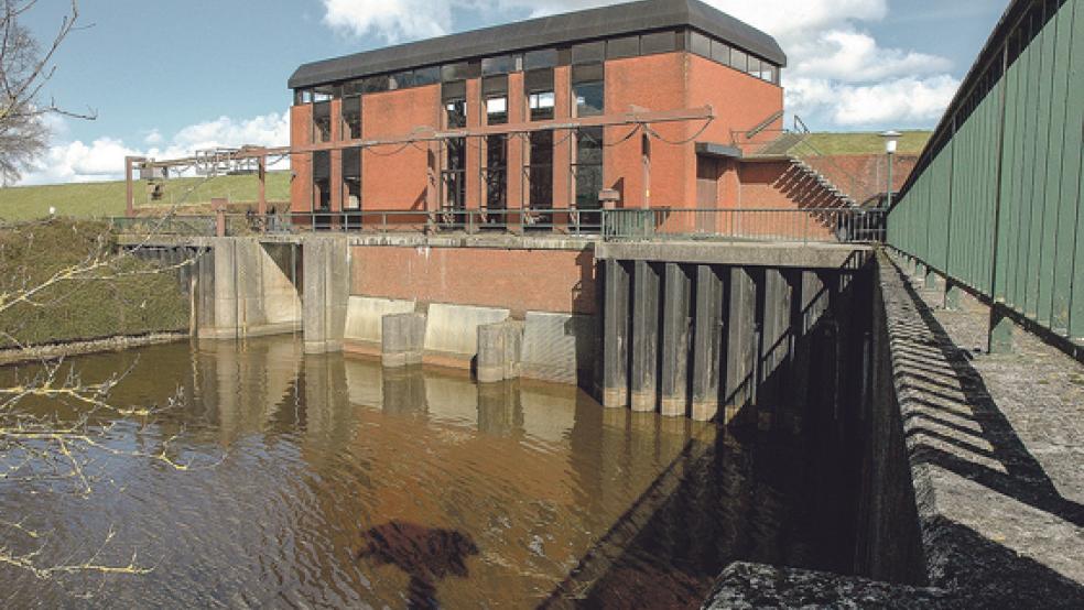 Im Schöpfwerk in Soltborg sind die Pumpen von Freitag bis Montag rund 66 Stunden lang gelaufen, zirka 880.000 Kubikmeter Wasser wurden dort in die Ems befördert. © Foto: Szyska