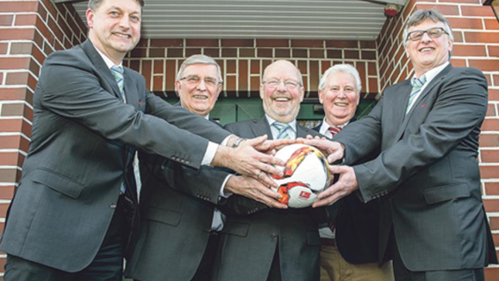 Machen gemeinsame Sache für Ostfrieslands Fußball: (v. l.) Rainer Hoffmann (Fußballkreis Emden), Johann Schön (Leer), Karl-Heinz Ockenga, Reinhard Schultz (beide Wittmund) und Winfried Neumann (Aurich). © Foto: Mentrup